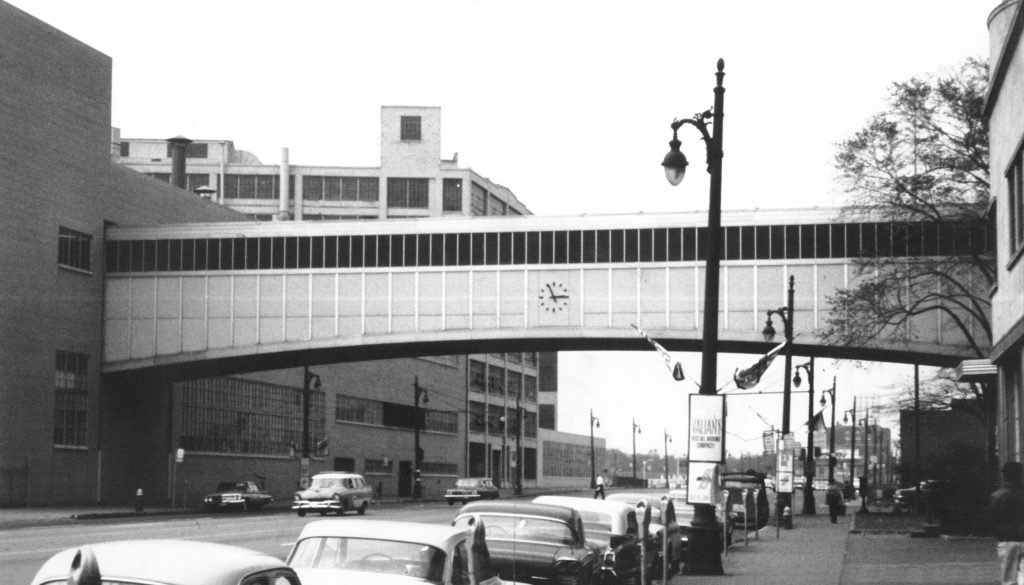 Chrysler Jefferson Avenue Assembly Plant connecting bridge over East Jefferson Avenue from the early 1960s.
